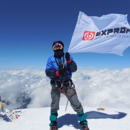 26.07.2013: Флаг компании Экспромт поднят на вершину горы Эльбрус (5642 м)